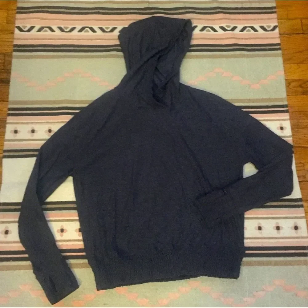 Lululemon size 8 women’s Grey hood long sleeve pullover thumb holes smocked